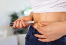 Pessoa aplicando a caneta emagrecedora nacional, uma inovação no tratamento da obesidade, agora disponível nas farmácias.