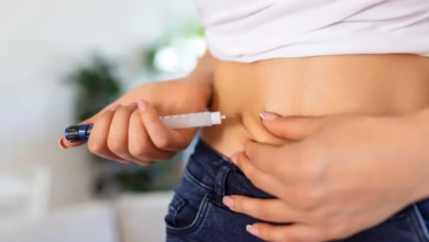 Pessoa aplicando a caneta emagrecedora nacional, uma inovação no tratamento da obesidade, agora disponível nas farmácias.