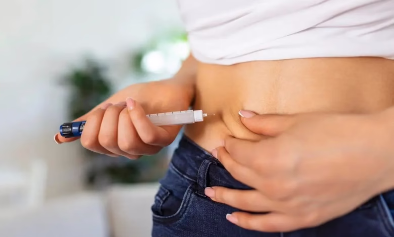 Pessoa aplicando a caneta emagrecedora nacional, uma inovação no tratamento da obesidade, agora disponível nas farmácias.