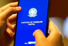 A tela de um smartphone exibe o aplicativo "App do Consignado", com ícones e um layout intuitivo para usuários.