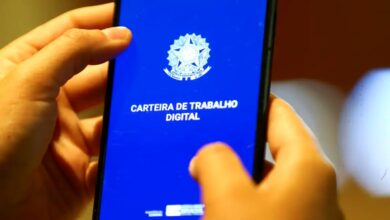 A tela de um smartphone exibe o aplicativo "App do Consignado", com ícones e um layout intuitivo para usuários.