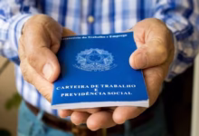 Carteira de Trabalho sendo segurada por mãos, simbolizando a aposentadoria e continuidade no trabalho.