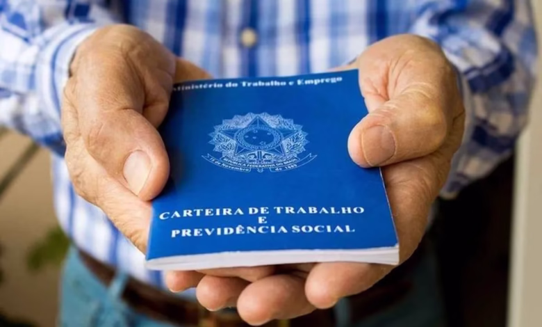 Carteira de Trabalho sendo segurada por mãos, simbolizando a aposentadoria e continuidade no trabalho.