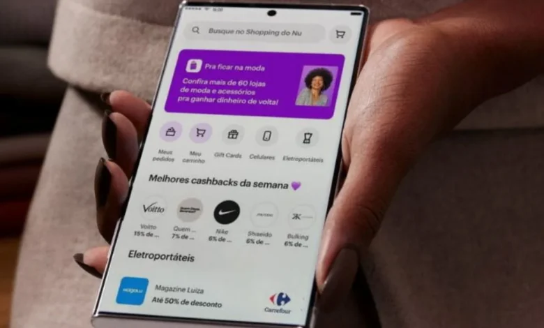 Imagem do app Nubank com promoções de cashback e descontos, mostrando ofertas e marcas como Nike e Magazine Luiza.