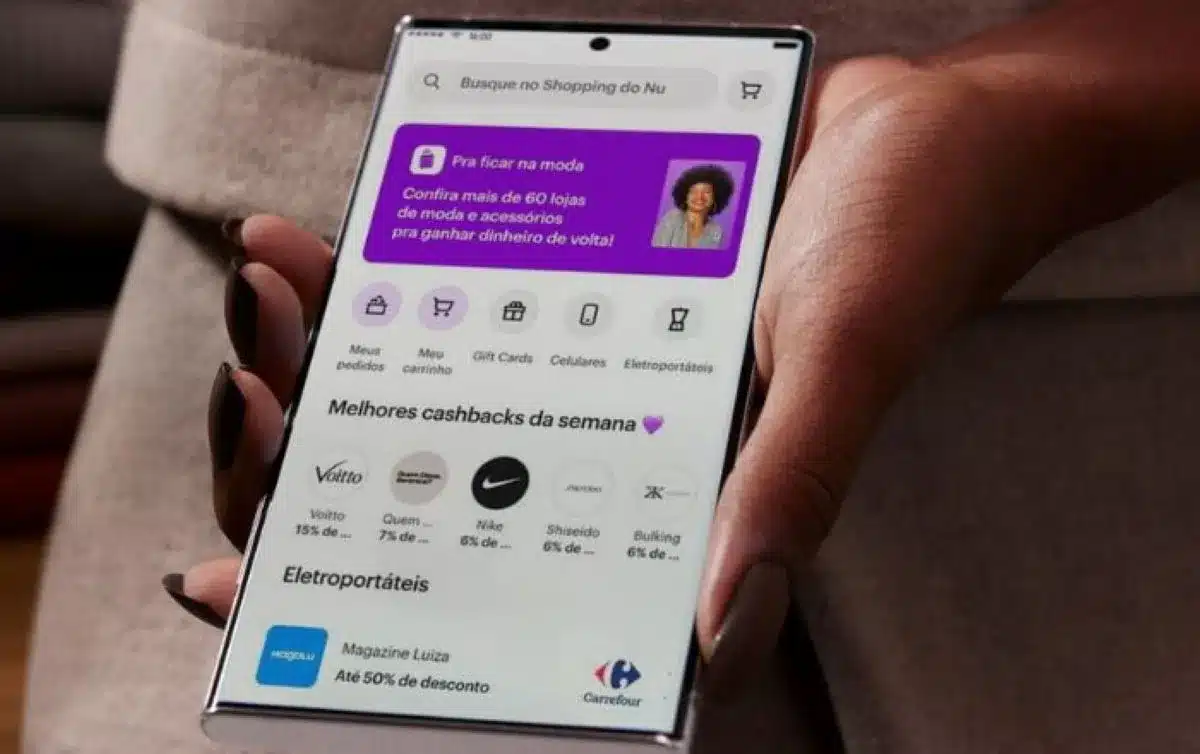 Imagem do app Nubank com promoções de cashback e descontos, mostrando ofertas e marcas como Nike e Magazine Luiza.