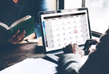 Calendário digital exibindo a data do próximo feriado prolongado.