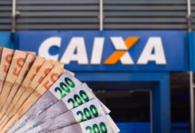Notas de dinheiro e o logotipo da Caixa Econômica Federal, simbolizando o pagamento do PIX extra de R$108 para beneficiários do Bolsa Família em Agosto