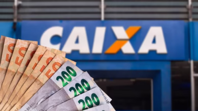 Notas de dinheiro e o logotipo da Caixa Econômica Federal, simbolizando o pagamento do PIX extra de R$108 para beneficiários do Bolsa Família em Agosto