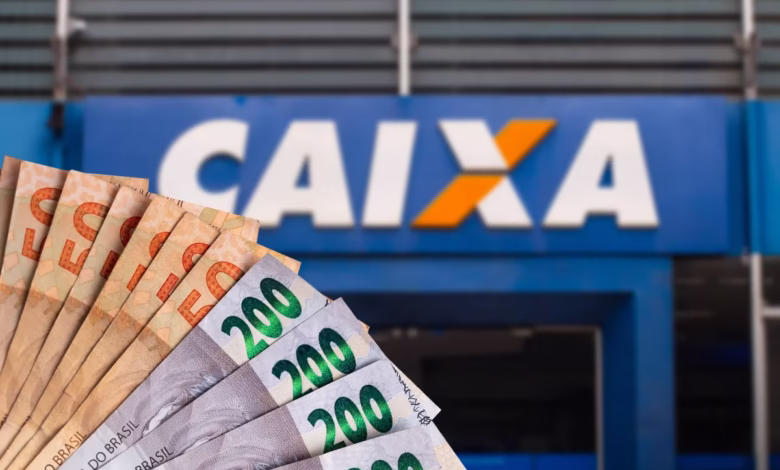 Notas de dinheiro e o logotipo da Caixa Econômica Federal, simbolizando o pagamento do PIX extra de R$108 para beneficiários do Bolsa Família em Agosto