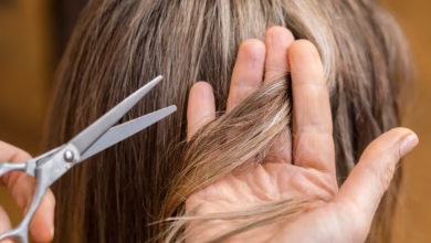 Corte de cabelo sendo feito em mulher com fios longos por profissional de beleza.Corte de cabelo sendo feito em mulher com fios longos por profissional de beleza.