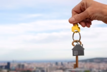 Chave de casa simbolizando a aquisição de crédito para casa própria, com limite para uso livre da poupança.