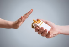 Mão rejeitando uma oferta de cigarro, simbolizando a decisão de parar de fumar.