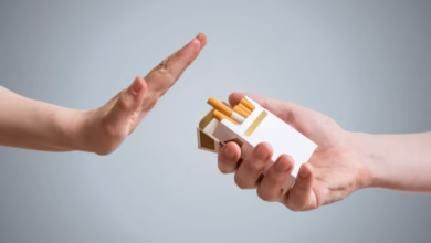 Mão rejeitando uma oferta de cigarro, simbolizando a decisão de parar de fumar.