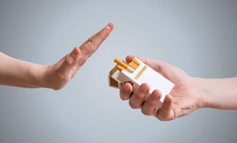 Mão rejeitando uma oferta de cigarro, simbolizando a decisão de parar de fumar.