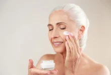 Mulher idosa aplicando creme facial para cuidados com a pele