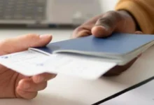 Pessoa entregando documentos de identidade como RG e CNH em balcão de atendimento, com serviços do Detran sendo oferecidos sem necessidade de agendamento