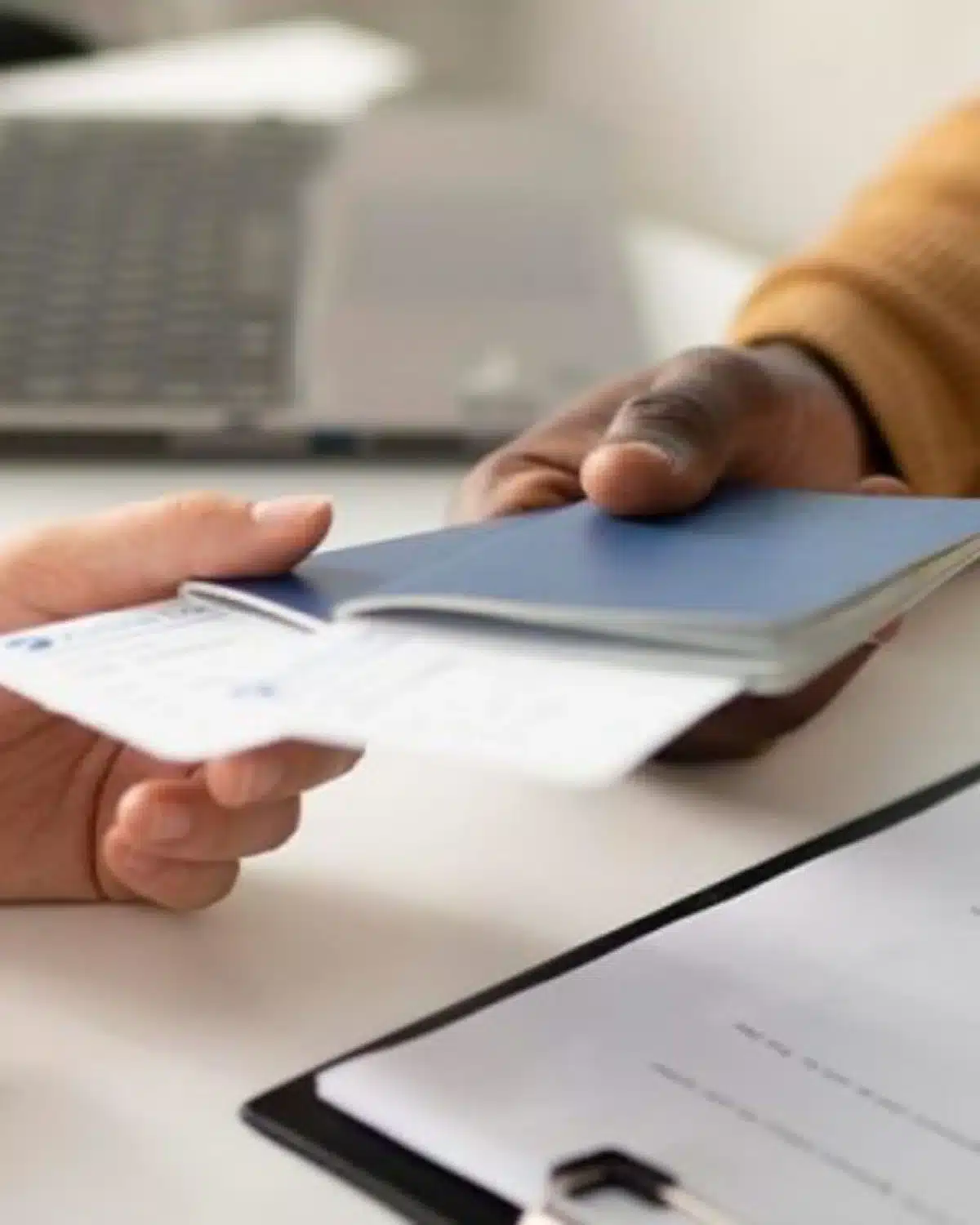 Pessoa entregando documentos de identidade como RG e CNH em balcão de atendimento, com serviços do Detran sendo oferecidos sem necessidade de agendamento