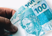 Notas de 100 reais representando o valor surpreendente de itens Duralex antigos, agora considerados peças de coleção