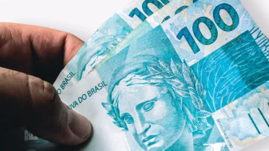 Notas de 100 reais representando o valor surpreendente de itens Duralex antigos, agora considerados peças de coleção