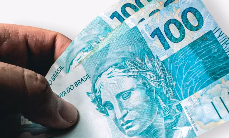Notas de 100 reais representando o valor surpreendente de itens Duralex antigos, agora considerados peças de coleção