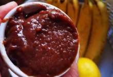 Doce de banana caseiro feito com dois ingredientes, servido em potinho branco