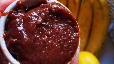 Doce de banana caseiro feito com dois ingredientes, servido em potinho branco