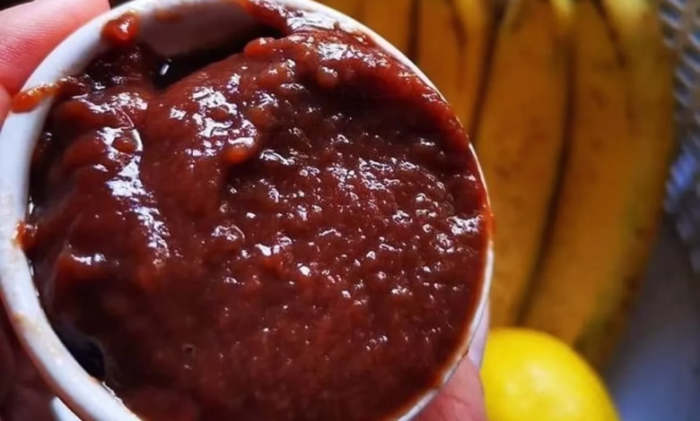 Doce de banana caseiro feito com dois ingredientes, servido em potinho branco