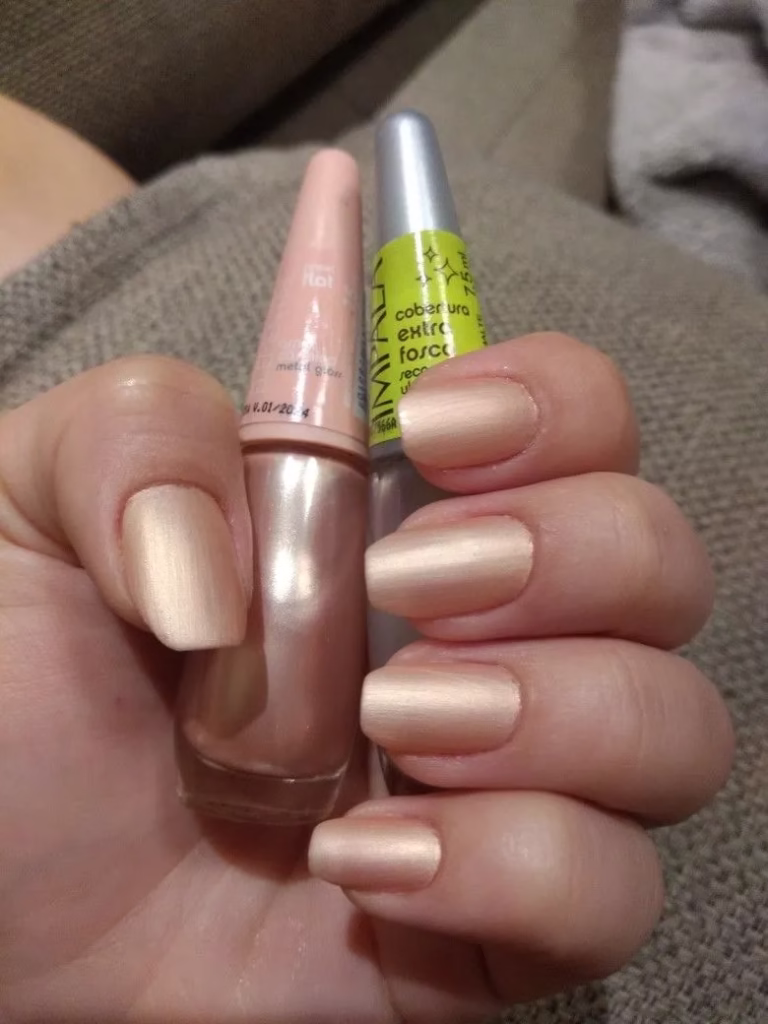 Unhas com esmalte dourado envelhecido, uma cor suave e sofisticada.
