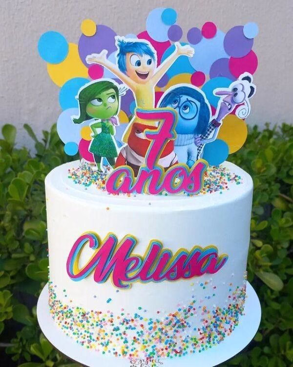 Bolo decorado com topper personalizado dos personagens Divertida Mente e nome em papel colorido.