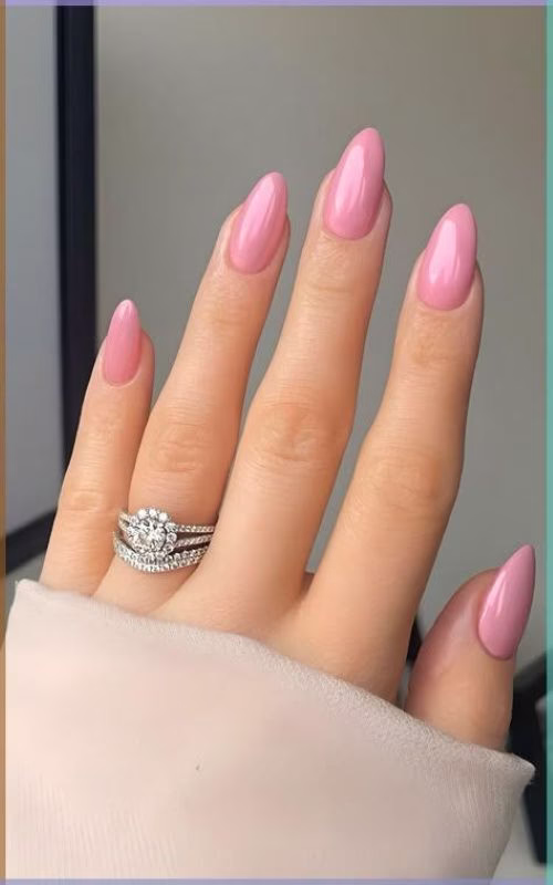 Esmalte rosa chiclete em unhas elegantes e sofisticadas Unhas alongadas e esmaltadas com rosa chiclete em acabamento delicado