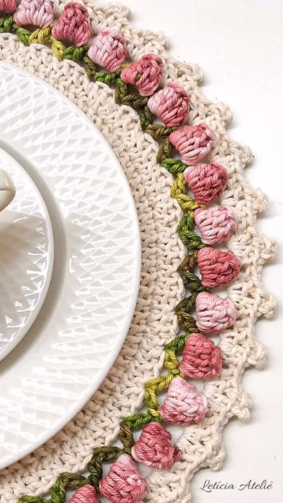 Sousplat de crochê com ponto pipoca em formato de flores na borda