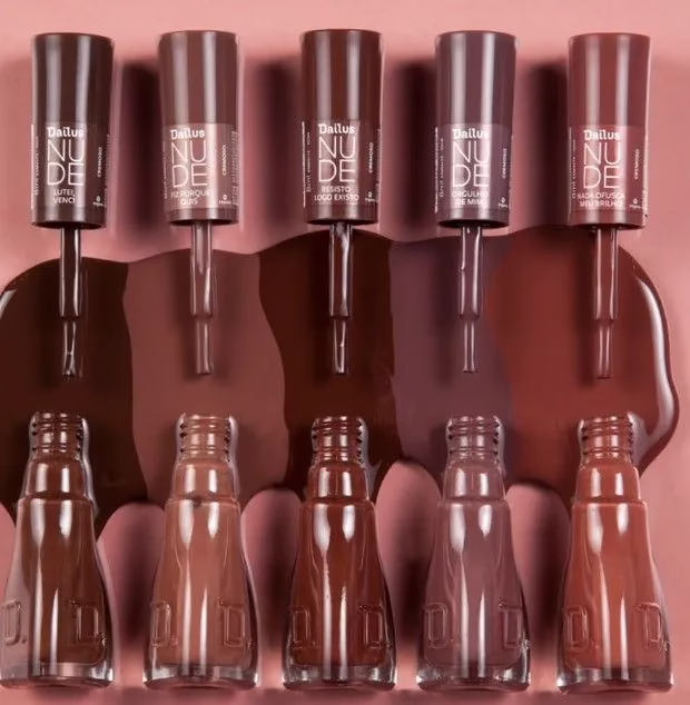 Esmalte Dailus Nude Resisto Logo Existo, tom elegante e moderno