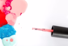 Imagem de esmaltes coloridos em cores vibrantes para rejuvenescimento das mãos.