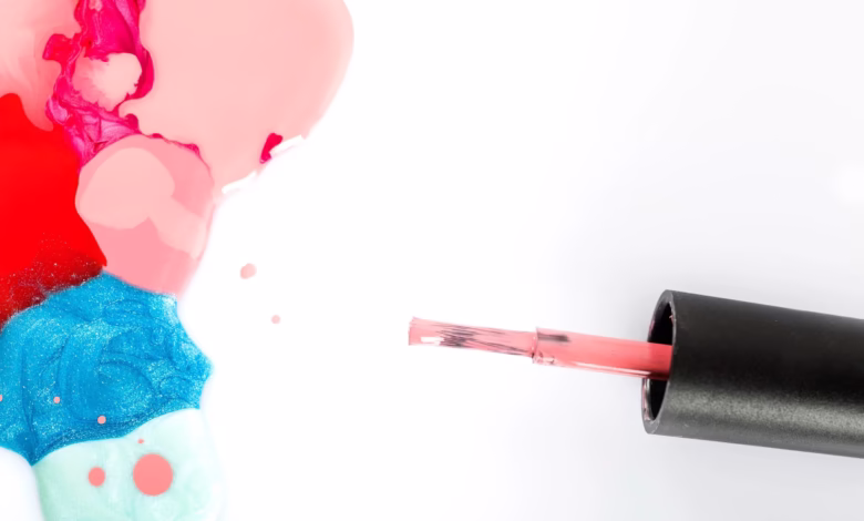 Imagem de esmaltes coloridos em cores vibrantes para rejuvenescimento das mãos.