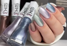 Unhas com esmalte metálico fosco em tons sofisticados, combinando brilho e elegância.