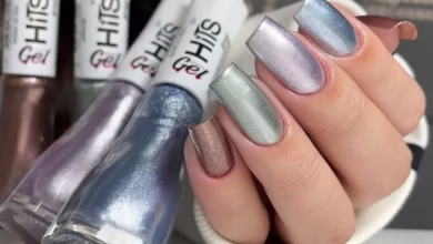 Unhas com esmalte metálico fosco em tons sofisticados, combinando brilho e elegância.