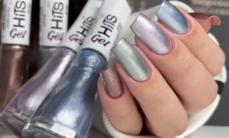 Unhas com esmalte metálico fosco em tons sofisticados, combinando brilho e elegância.