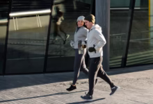 Casal se exercitando juntos ao ar livre no inverno, mantendo uma rotina ativa mesmo com o frio.