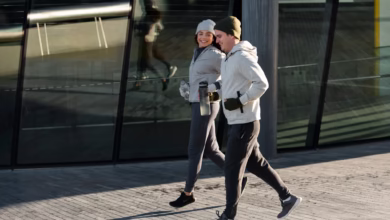 Casal se exercitando juntos ao ar livre no inverno, mantendo uma rotina ativa mesmo com o frio.