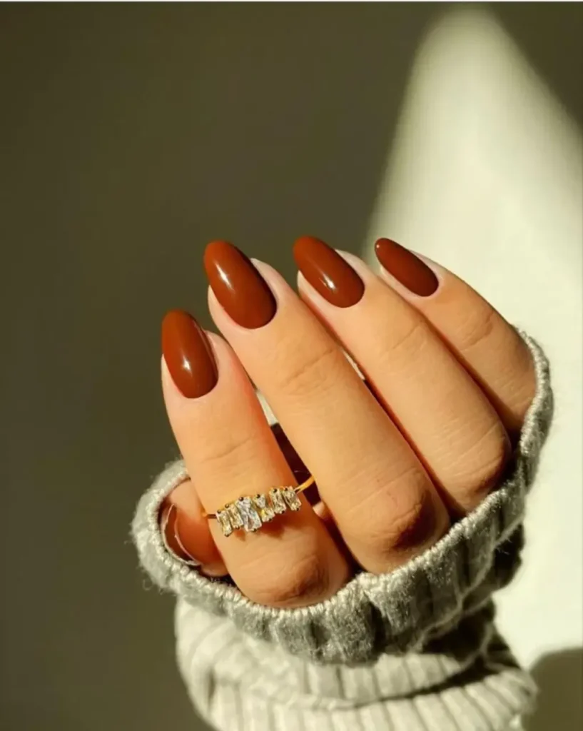 Unhas de tom ferrugem, que misturam laranja queimado e marrom