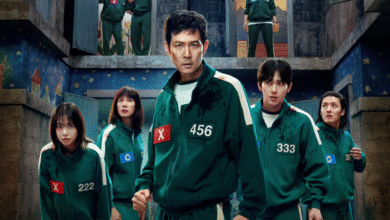 Elenco do dorama "Round 6" usando uniformes verdes e com expressões sérias, em um ambiente misterioso e ameaçador.