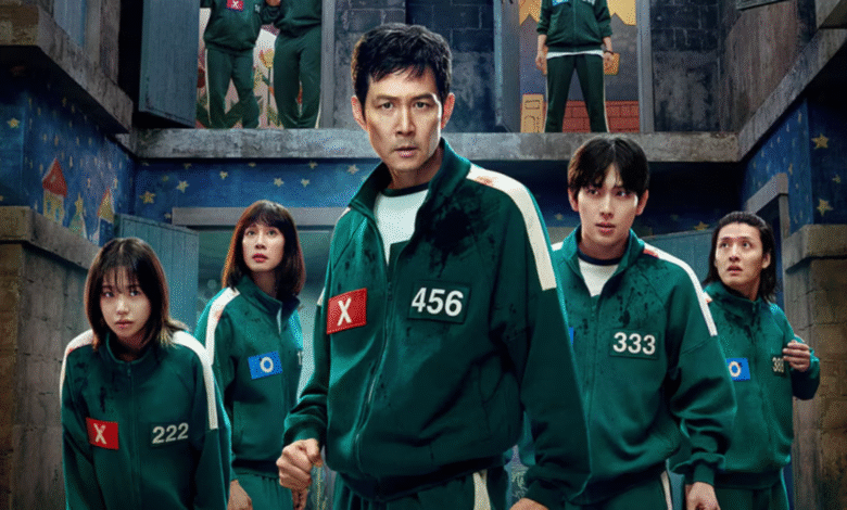 Elenco do dorama "Round 6" usando uniformes verdes e com expressões sérias, em um ambiente misterioso e ameaçador.