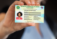"Imagem de uma pessoa segurando a nova Carteira de Identidade Nacional (CIN) no Brasil, com informações legíveis sobre o documento.