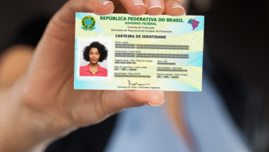 "Imagem de uma pessoa segurando a nova Carteira de Identidade Nacional (CIN) no Brasil, com informações legíveis sobre o documento.
