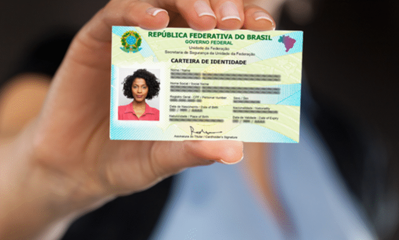 "Imagem de uma pessoa segurando a nova Carteira de Identidade Nacional (CIN) no Brasil, com informações legíveis sobre o documento.