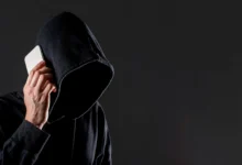 Atenção, aposentados! Cuidado com o 'Golpe da facção', criminoso falando ao telefone.