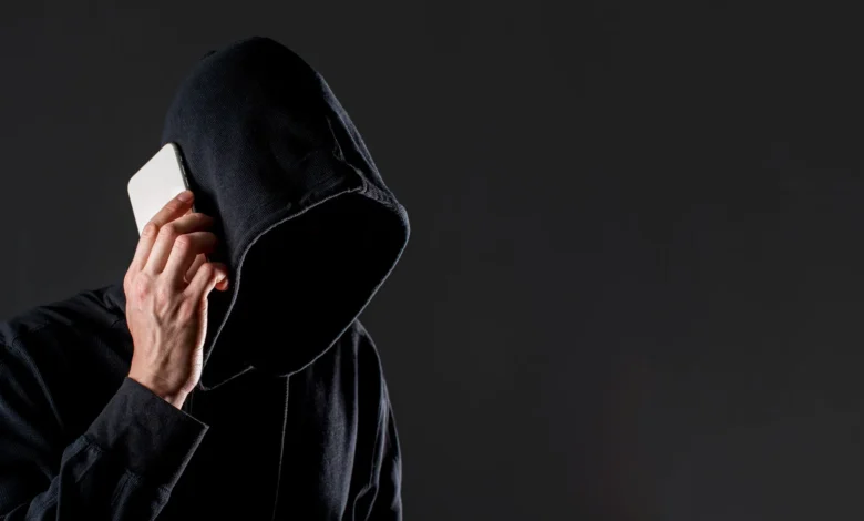 Atenção, aposentados! Cuidado com o 'Golpe da facção', criminoso falando ao telefone.