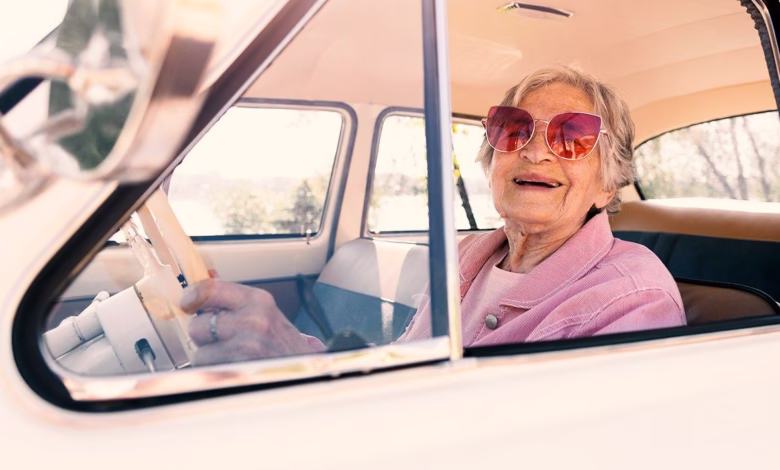 Idosa sorrindo dentro de um carro antigo com óculos de sol, em alguns estados, pessoas com idade superior a 60 ou 65 anos têm direito à isenção do IPVA, desde que preencham os requisitos estabelecidos pela legislação local