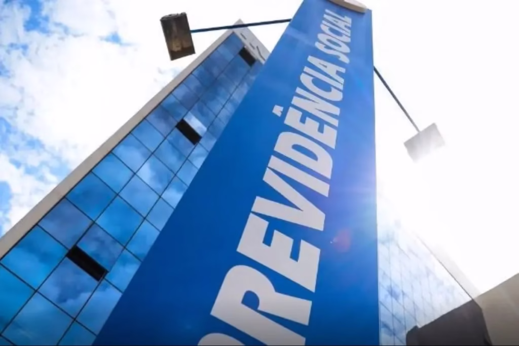 Previdência Social, com logo visível em um edifício, representando serviços públicos de seguridade social.
