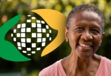 Beneficiário do INSS sorrindo após confirmar a Prova de Vida